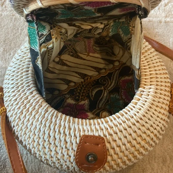 A hand made woven rattan bag from Bali Indonesia - Picture 4 of 8